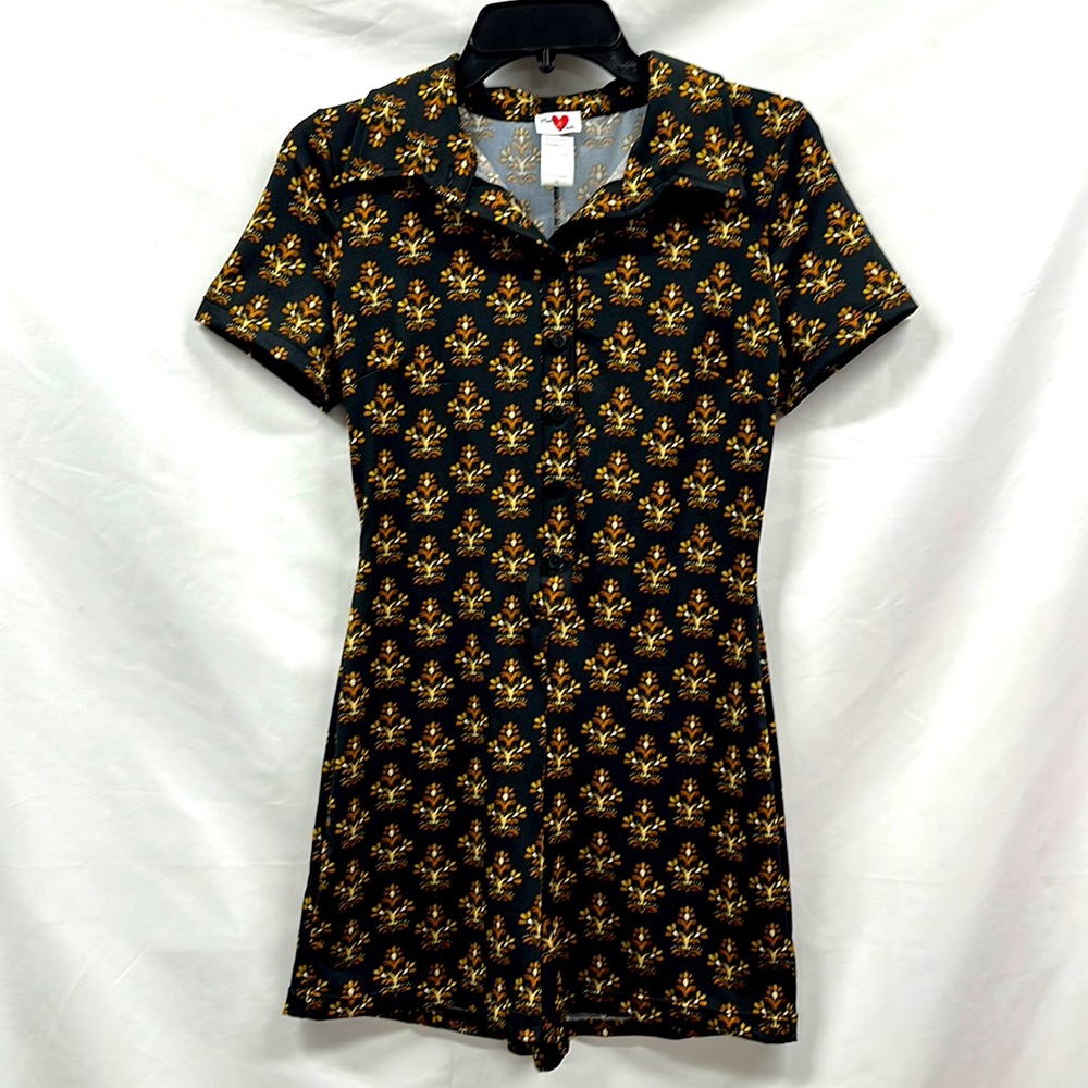 Heart & Heels Size Small Short Sleeve Black/Gold print romper